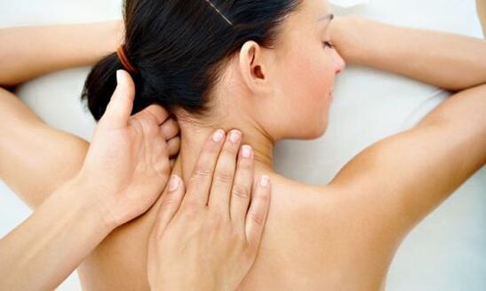 Masaje de la columna cervical para la osteocondrosis