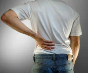 El dolor lumbar es un síntoma de osteocondrosis.